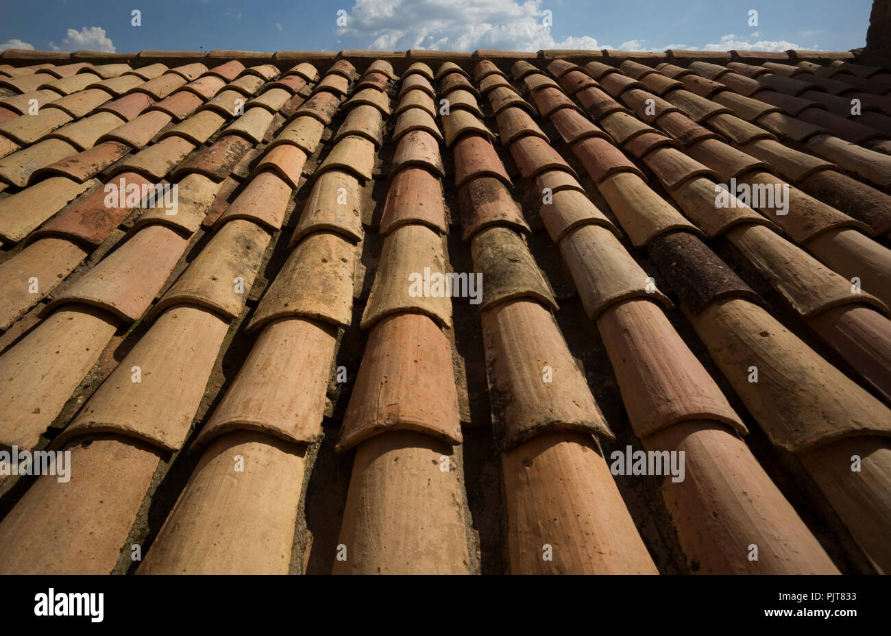 Ein Dach aus Terrakottafliesen in Lleida, Spanien September 6, 2018 gesehen. Foto Johannes Voos/TSL Stockfoto