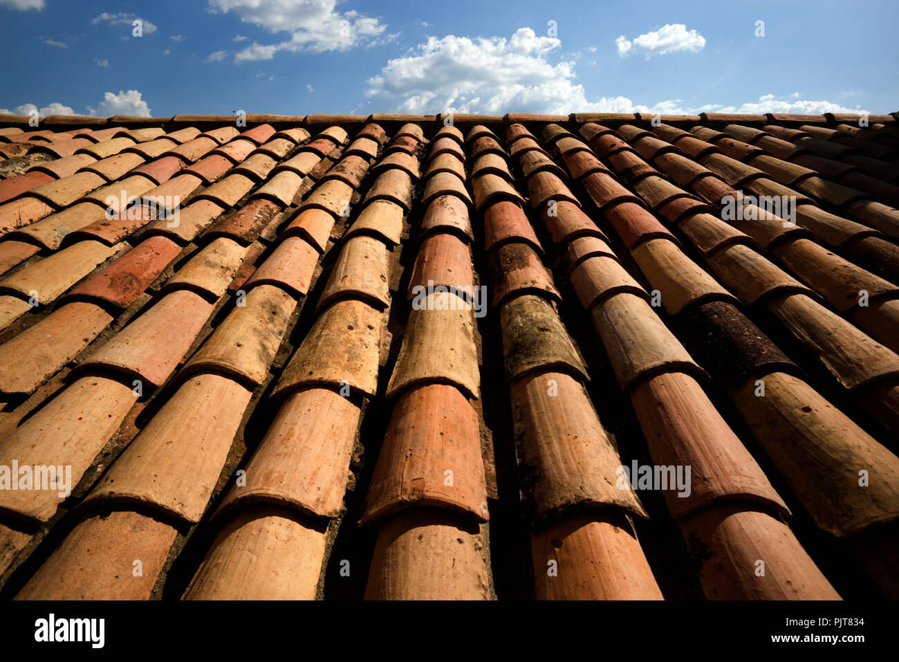 Ein Dach aus Terrakottafliesen in Lleida, Spanien September 6, 2018 gesehen. Foto Johannes Voos/TSL Stockfoto