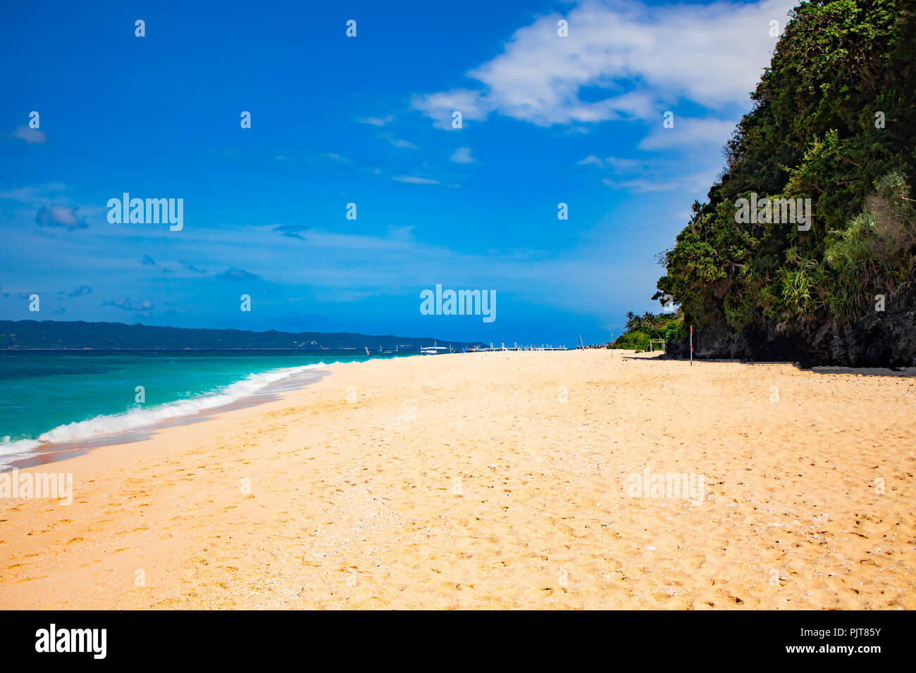 Puka Strand ohne Touristen. Gelber sand. Einen strahlend blauen Himmel. Schöne blaue Meer. Stockfoto