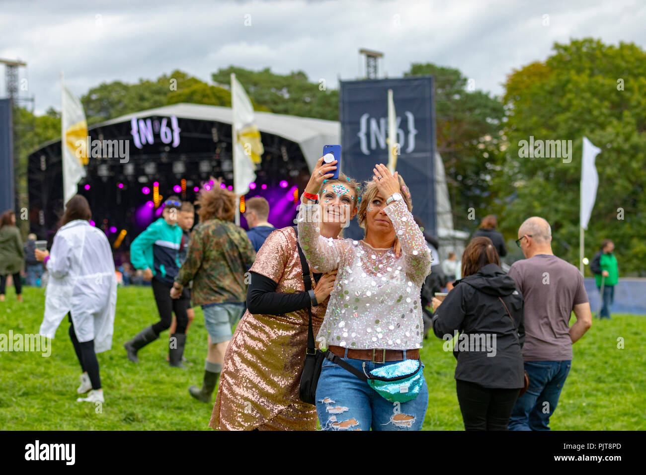 Weibliche Freunde und Festivalbesucher posieren für ein selfie Bild bei Festival Nummer 6, Portmeirion, Wales Stockfoto