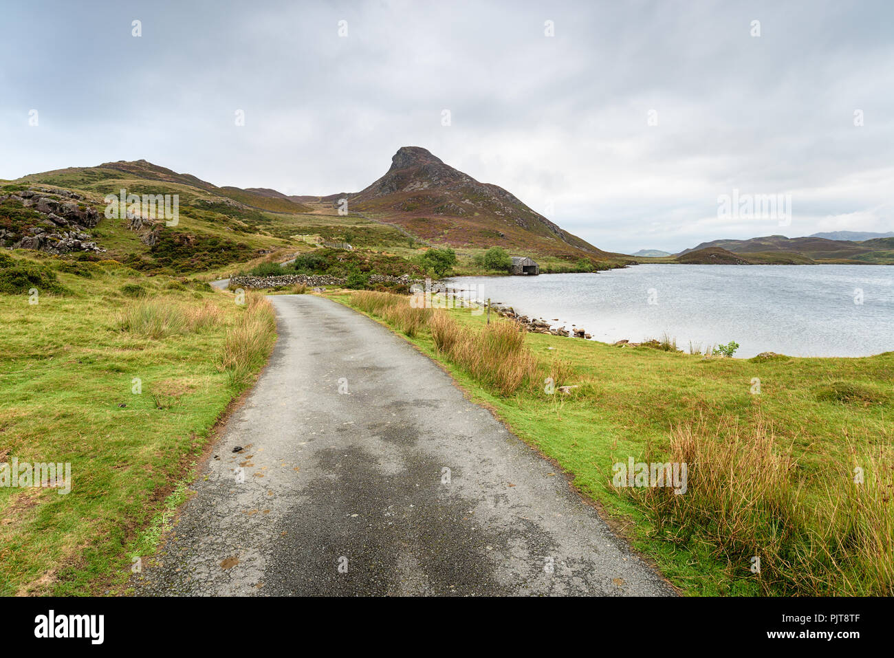 Engen Landstraßen an Cregennan Seen an den Hängen des Cadair Idris in der Nähe von Arthog in Snowdonia National Park in Wales Stockfoto
