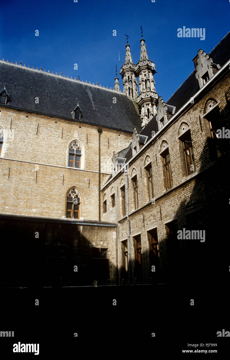 Die Rückseite des Rathauses von Leuven, Hauptstadt der Provinz Flämisch-Brabant (Belgien, 09/1993) Stockfoto