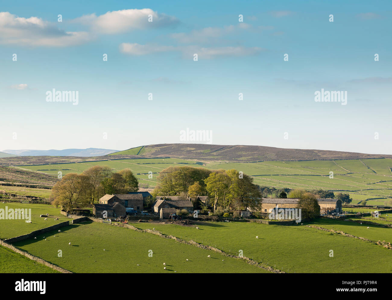 Ein Bild von landwirtschaftlichen Gebäuden in der High Peak District von Derbyshire, England, UK. Stockfoto