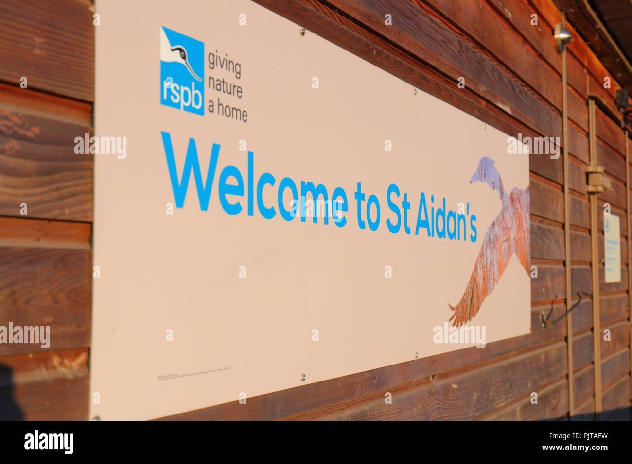 St. Aidan's Schild an der St Aidan Natur Park Visitor Center willkommen. Stockfoto