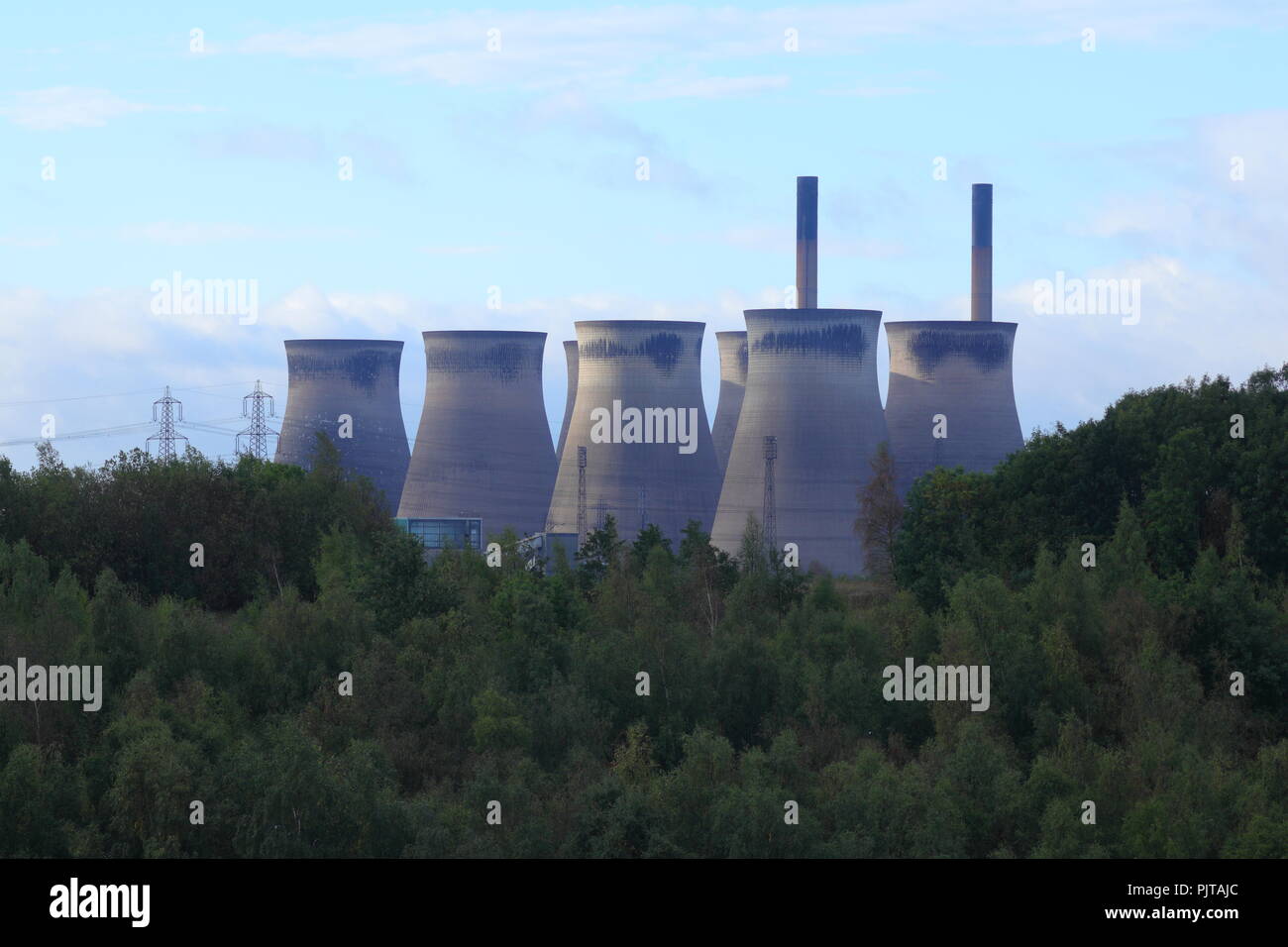 Die kühltürme von Ferrybridge Power Station von Meilen entfernt gesehen werden. Hier sind Sie von der RSPB Fairburn Ings Naturschutzgebiet gesehen Stockfoto