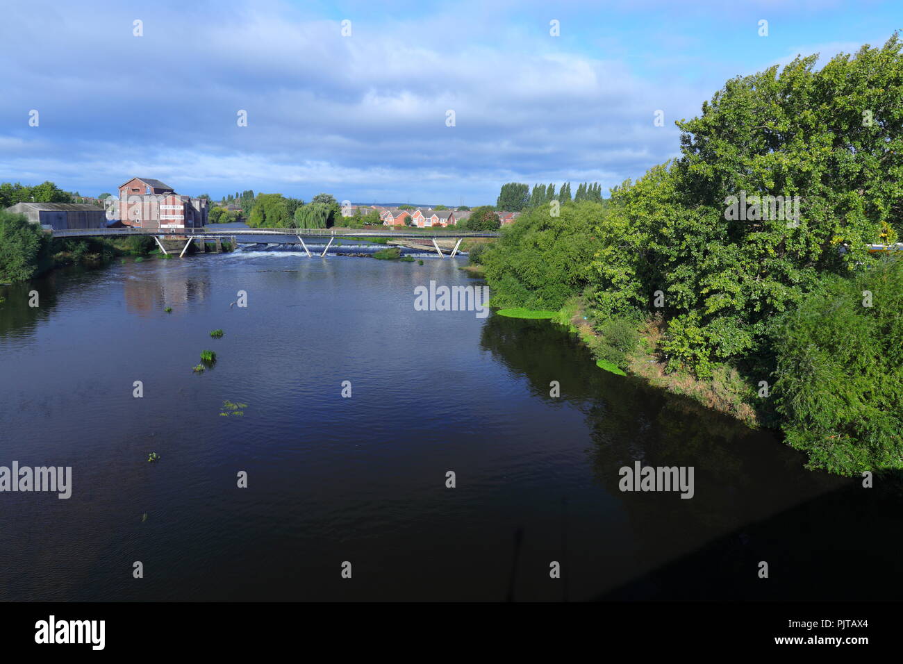 Castleford Stoneground Mühle & Millennium Bridge über te Fluss Aire. Stockfoto