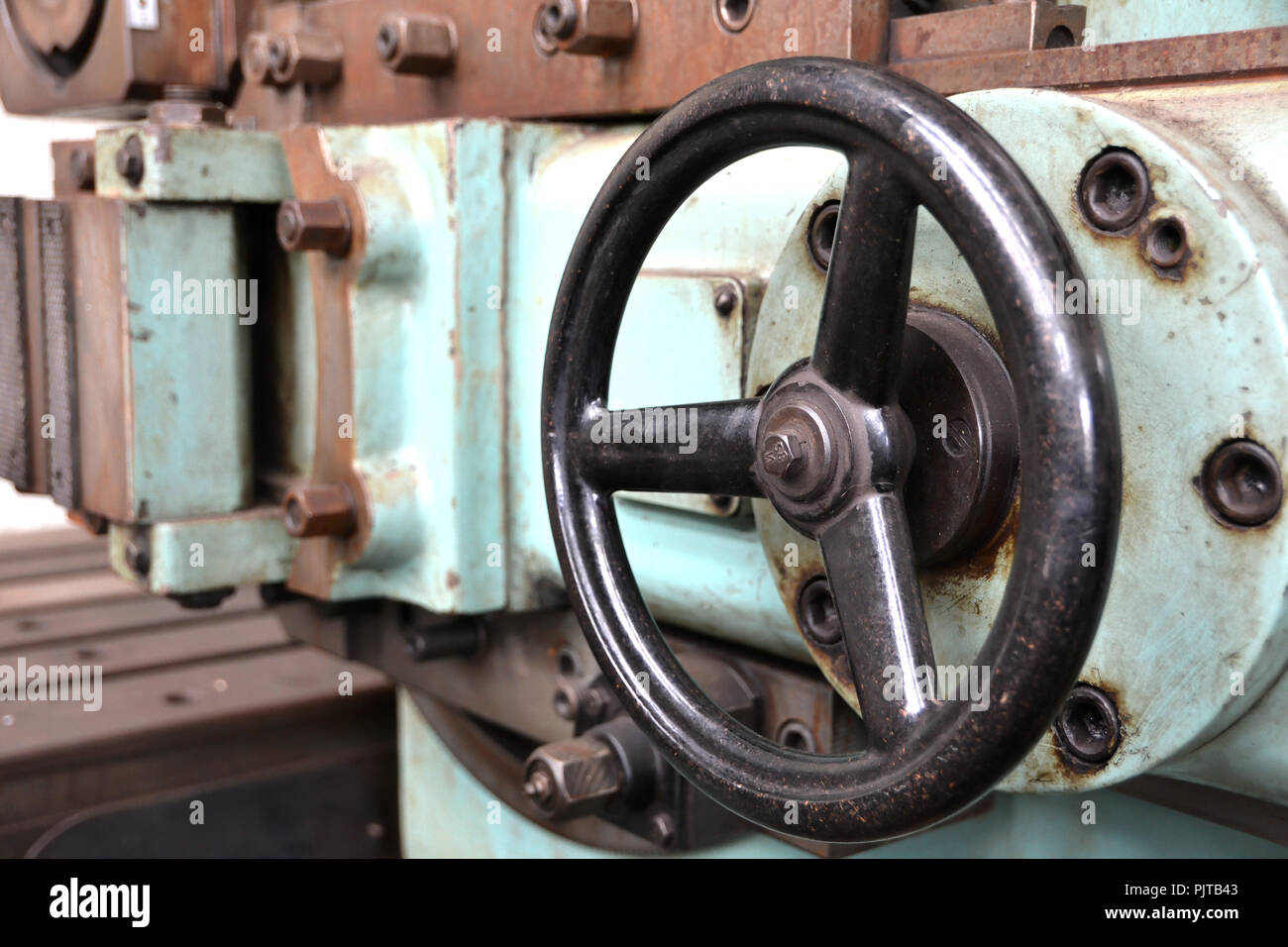 Handrad einer Maschine im Technischen Museum in Magdeburg. Stockfoto