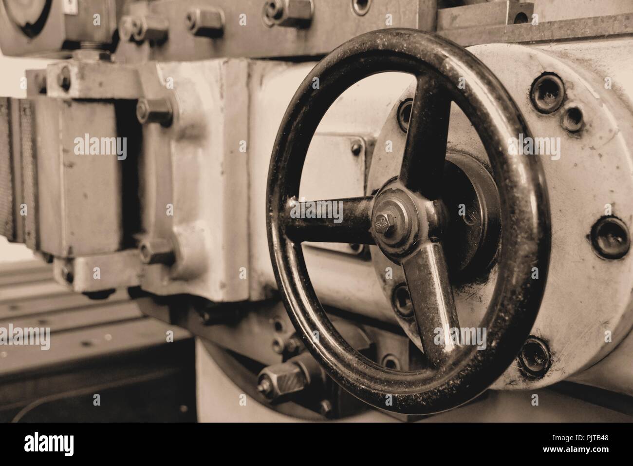 Handrad einer Maschine im Technischen Museum in Magdeburg. Stockfoto