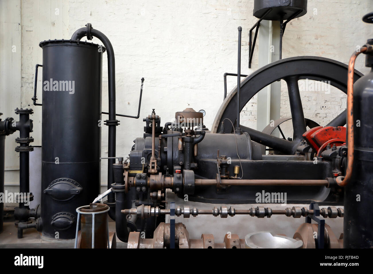 Alte Dampfmaschine im Technischen Museum in Magdeburg. Stockfoto