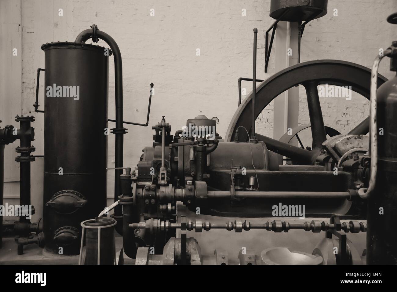 Alte Dampfmaschine im Technischen Museum in Magdeburg. Stockfoto