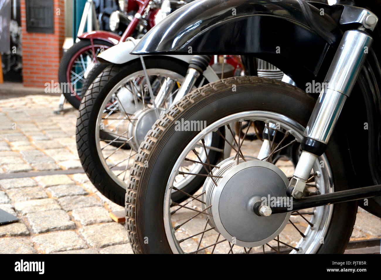 Alte Motorräder aus DDR-Produktion in das Technische Museum in Magdeburg. Stockfoto