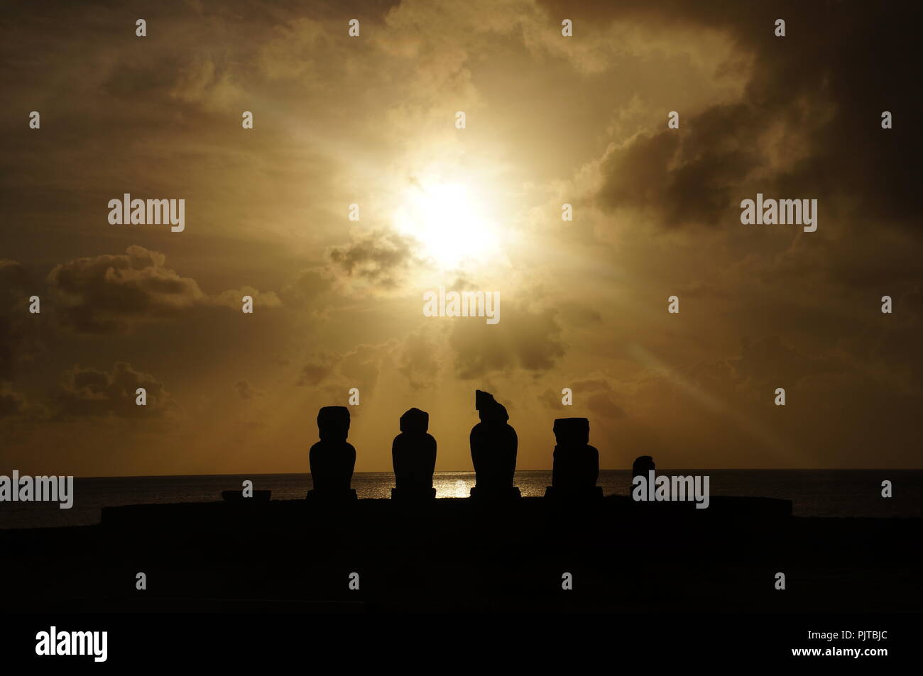 Sonnenuntergang über der Moai am Ahu Tahai, Osterinsel (Rapa Nui), Chile Stockfoto