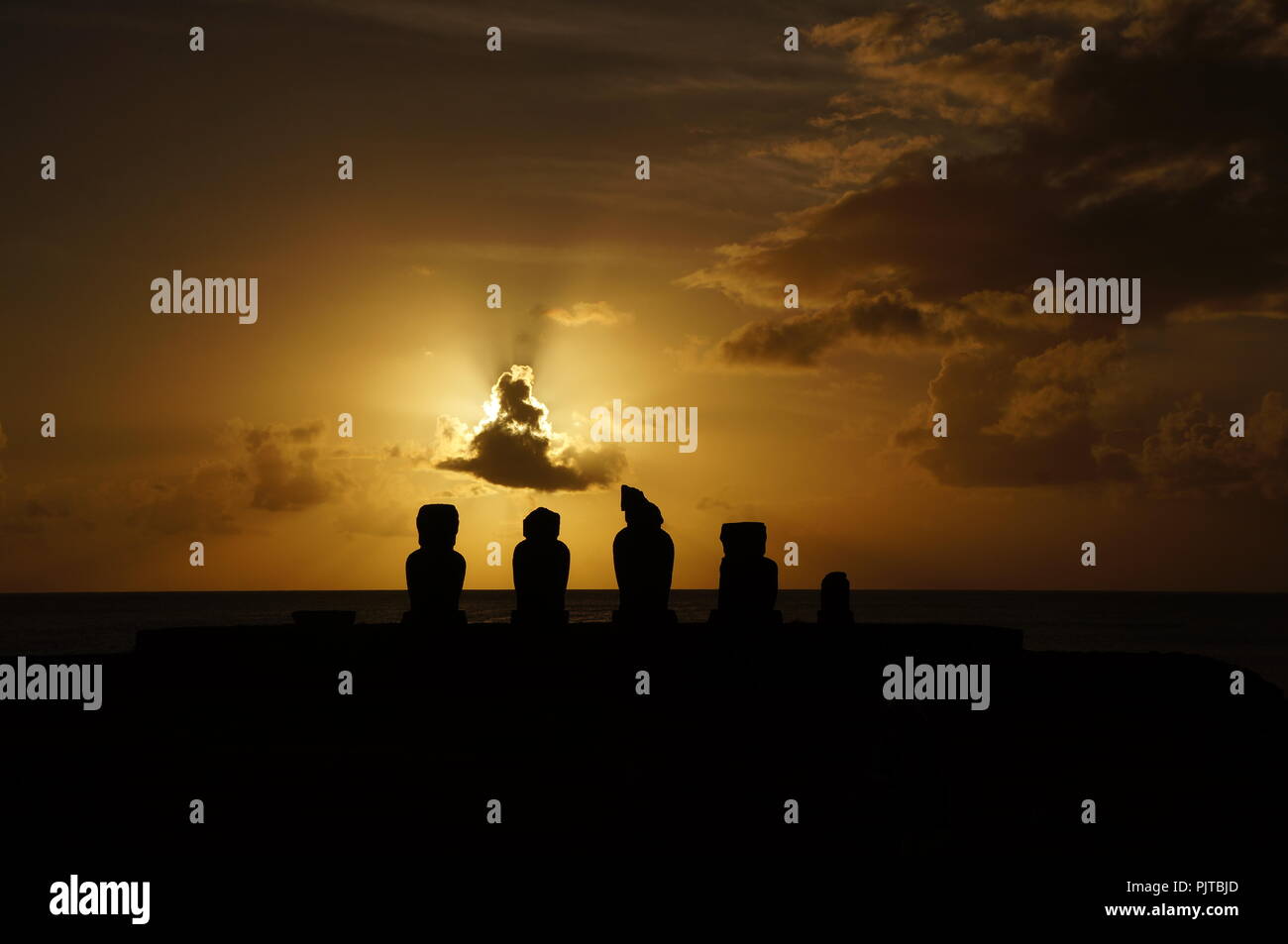 Sonnenuntergang über der Moai am Ahu Tahai, Osterinsel (Rapa Nui), Chile Stockfoto