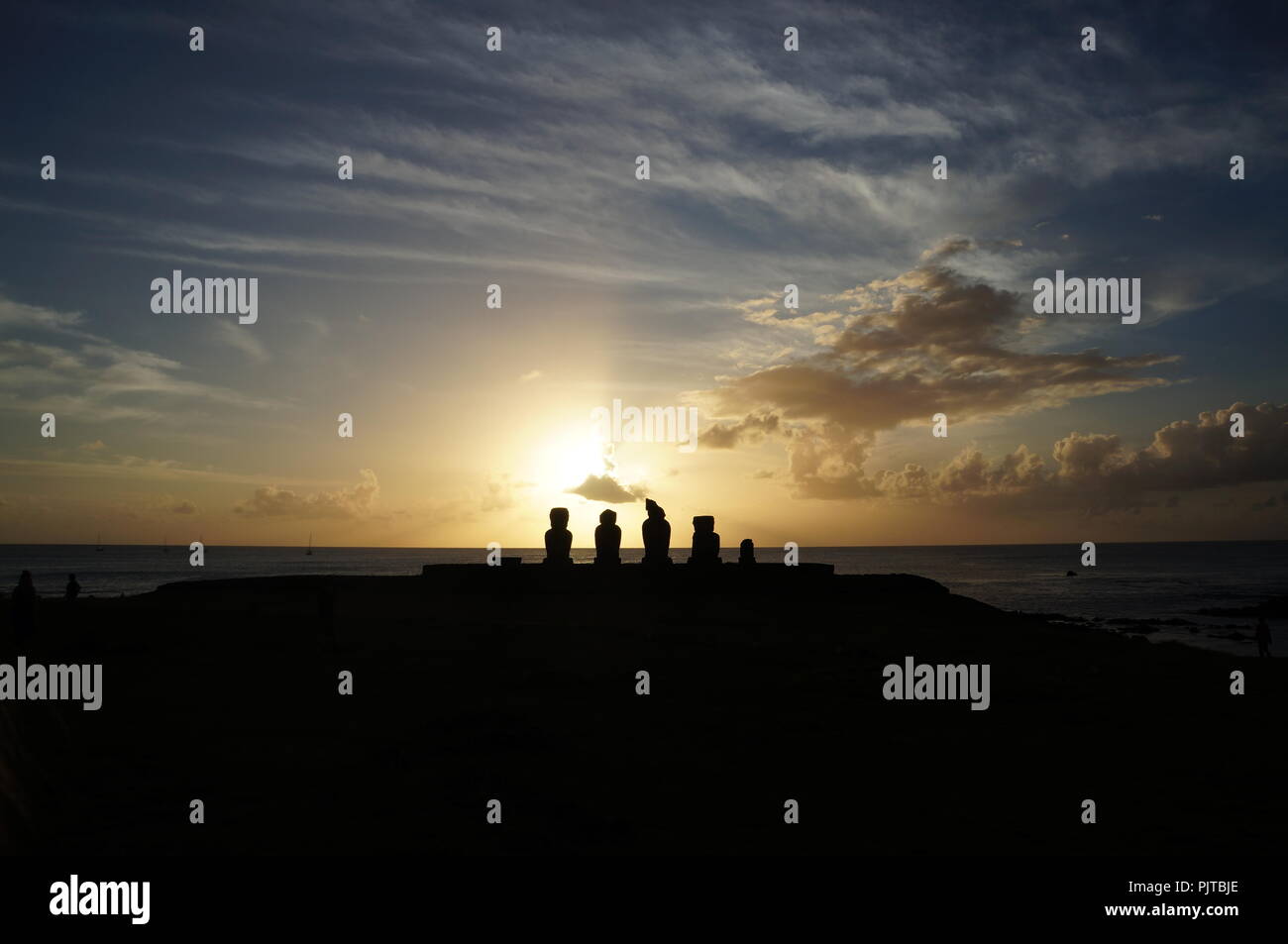 Sonnenuntergang über der Moai am Ahu Tahai, Osterinsel (Rapa Nui), Chile Stockfoto