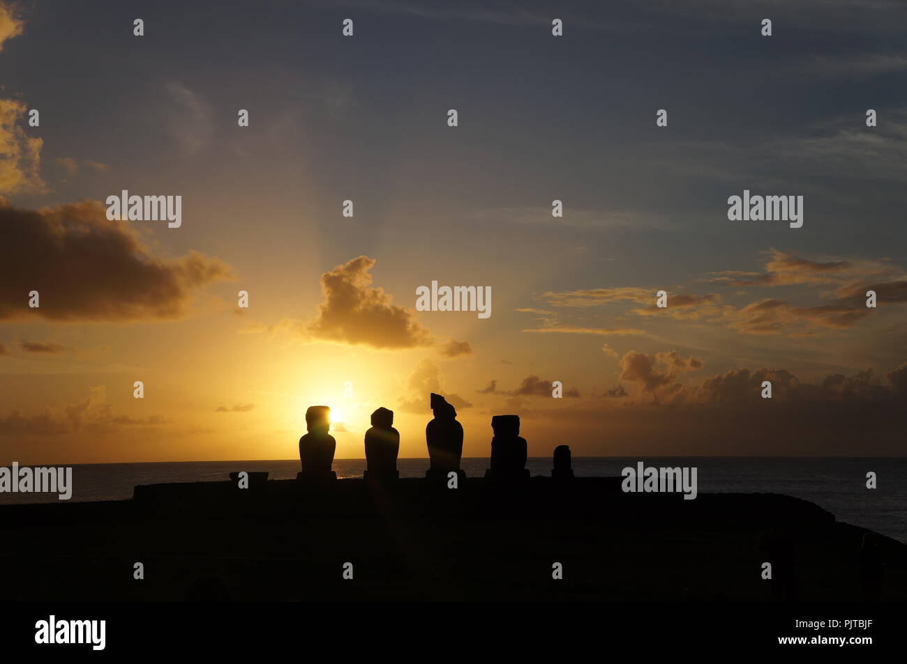 Sonnenuntergang über der Moai am Ahu Tahai, Osterinsel (Rapa Nui), Chile Stockfoto