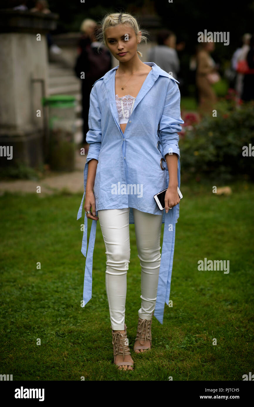 Blonde Bombe teenager Sarah Ellen stellt nach der Christlichen Mijnants  Sammlung zeigen für Paris Fashion Week Frühjahr/Sommer 2017 Kollektion  Stockfotografie - Alamy