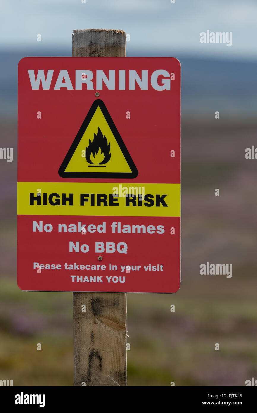 Brandgefahr Warnschild an einem Feuerzeug trocken Moor, North Yorkshire, Großbritannien Stockfoto