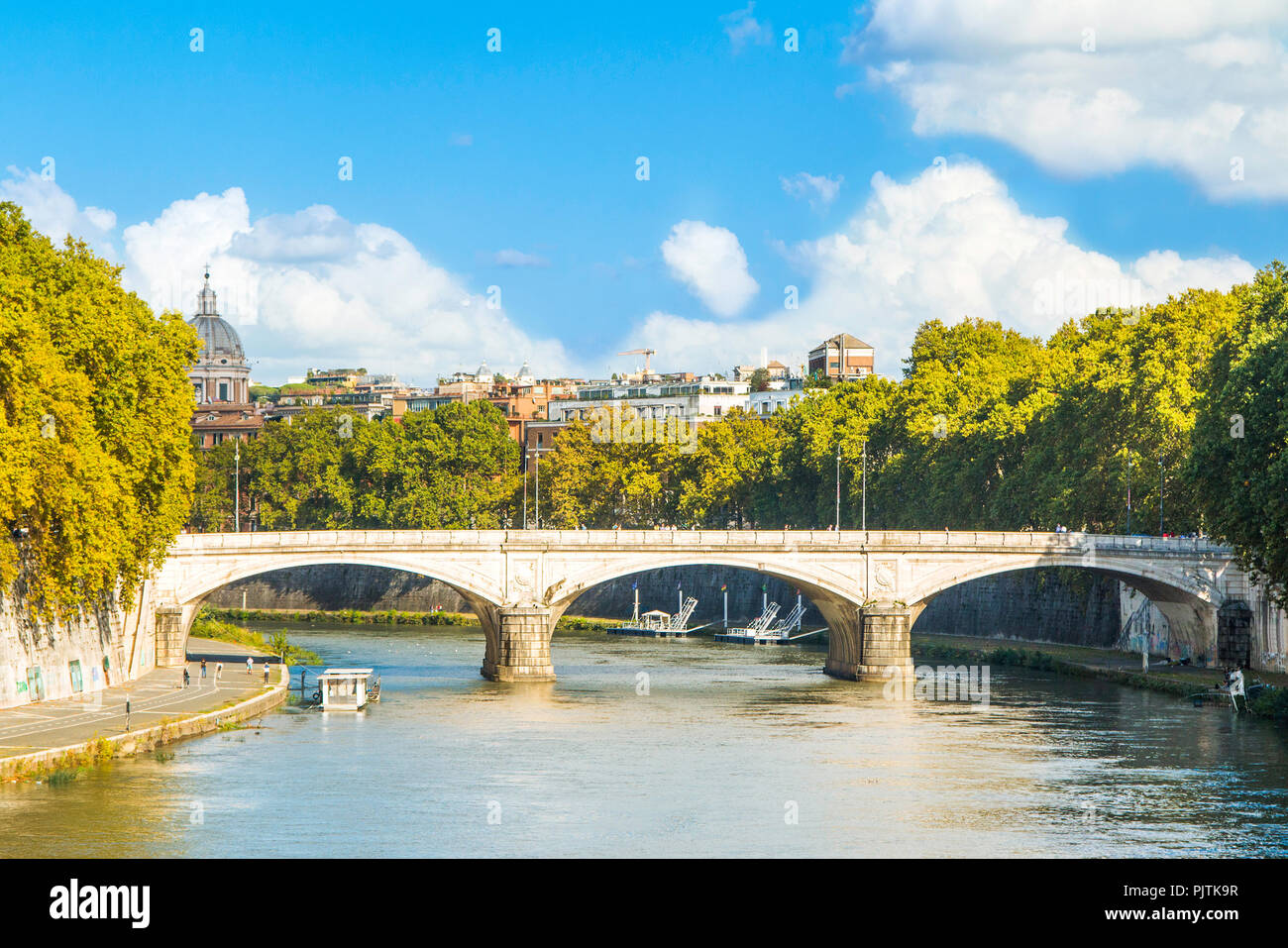 Alte steinerne Brücke über den Tiber in Rom, Italien Stockfoto