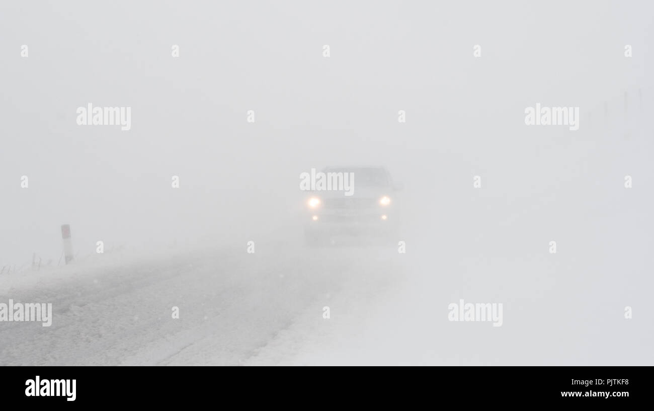 Blizzard Bedingungen auf die Flotte Moos Straße zwischen Hawes und Kettlewell, die höchste Straße in Yorkshire, bei einem schweren Winter Zauber Stockfoto