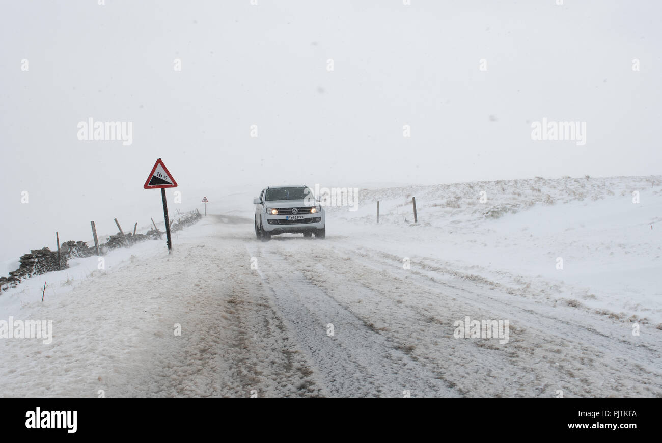 Blizzard Bedingungen auf die Flotte Moos Straße zwischen Hawes und Kettlewell, die höchste Straße in Yorkshire, bei einem schweren Winter Zauber Stockfoto