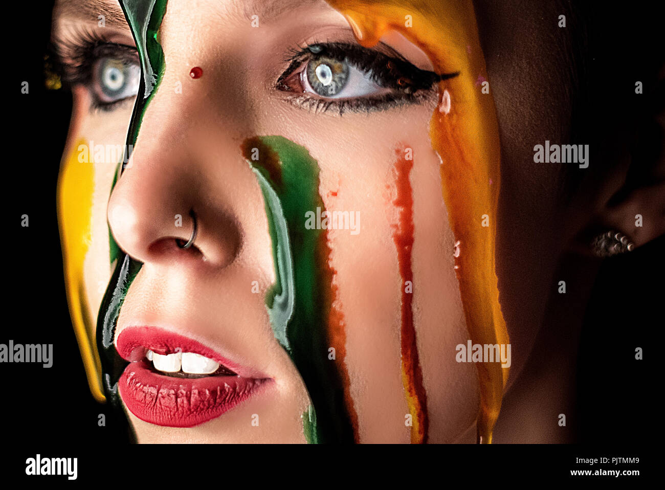Studio Portrait von das Gesicht einer jungen Frau im Schleim bedeckt Stockfoto