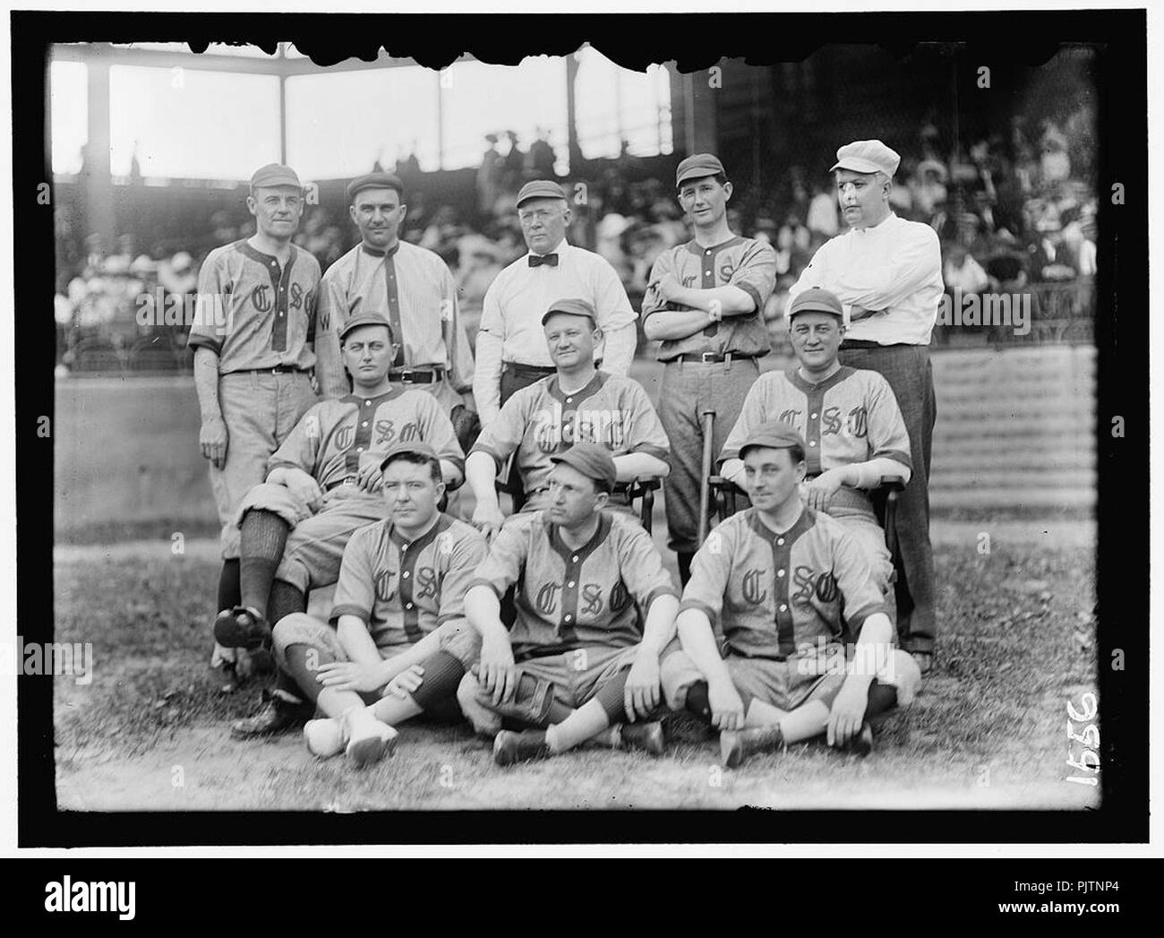 BASEBALL, Kongreß. FRONT ROW - KINKEAD VON NEW JERSEY; PAT HARRISON; Murray von Massachusetts. 2. SITZREIHE - Unbekannter; Edwards von Georgia; McDERMOTT von Illinois; HINTERE REIHE - weiß von Ohio; Stockfoto