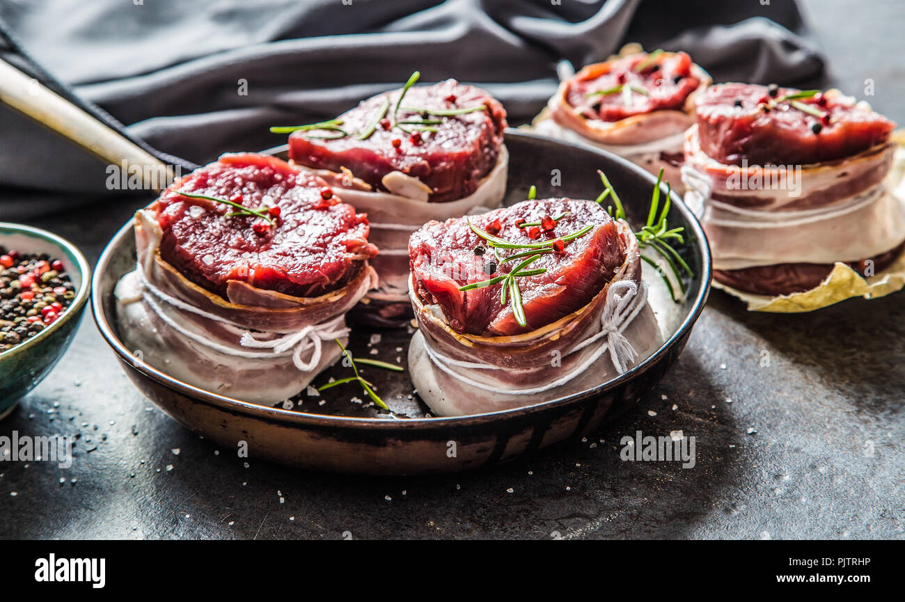 Rinderfilet Steak in Speck umwickelt gespeichert in die Pfanne  Stockfotografie - Alamy