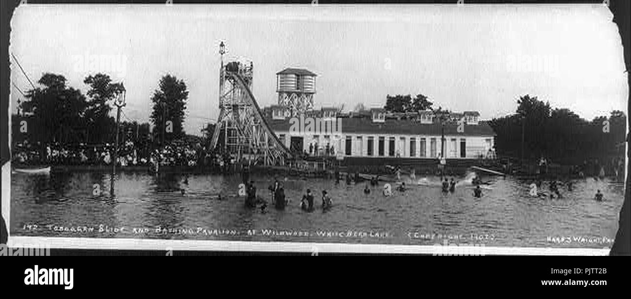 Baden Pavillons mit Menschen in und außerhalb des Wassers - Rutschbahn und Badepavillon Wildwood - White Bear Lake Stockfoto