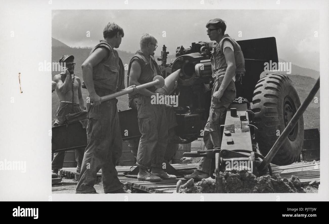 Batterie C, 1.13 Marines laden Sie ein 155-mm-Haubitze. Stockfoto Batterie C, 1.13 Marines laden Sie ein 155-mm-Haubitze. Stockfoto