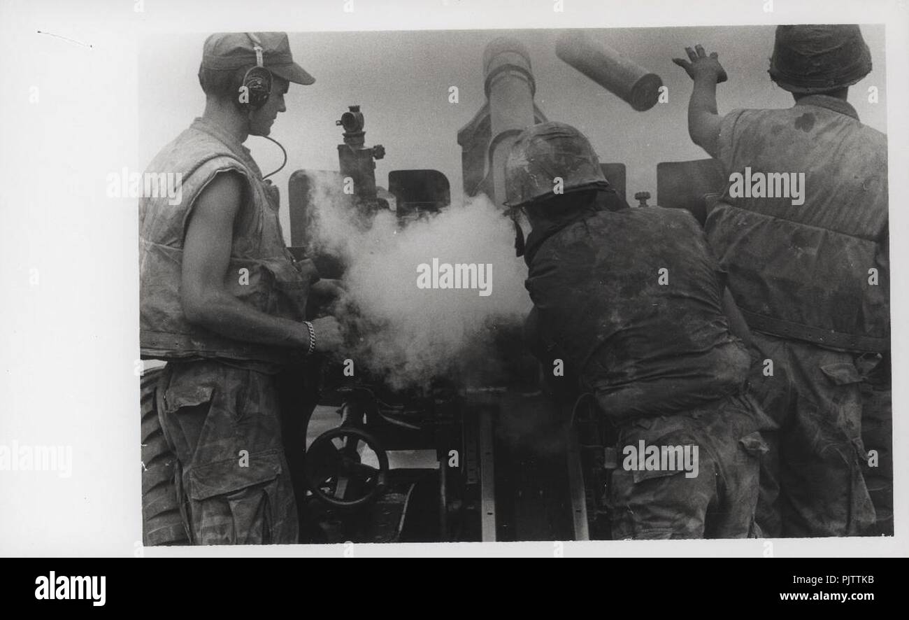 Batterie Uhr, 3.12 Marines Feuer einer 105mm Kanone auf Firebase Russell. Stockfoto