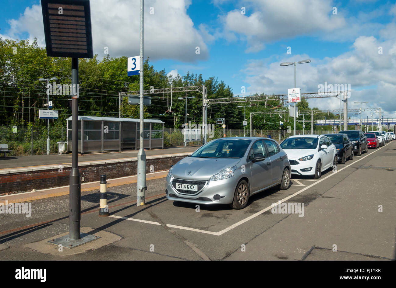Autos auf dem bahnsteig geparkt Fotos und Bildmaterial in hoher