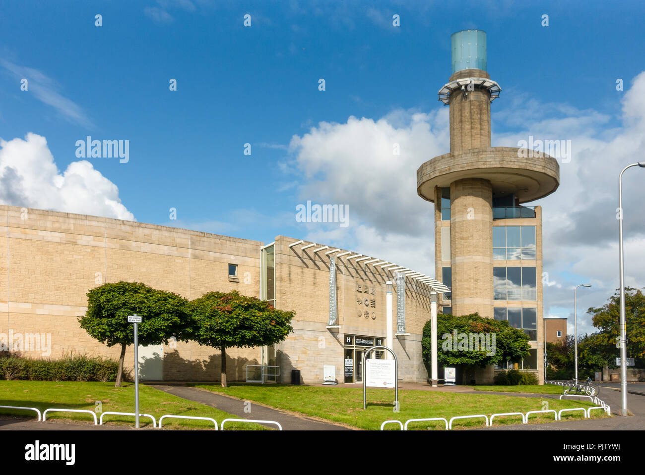 Außen- und Haupteingang des North Lanarkshire Heritage Centre (1996) in Motherwell. Stockfoto