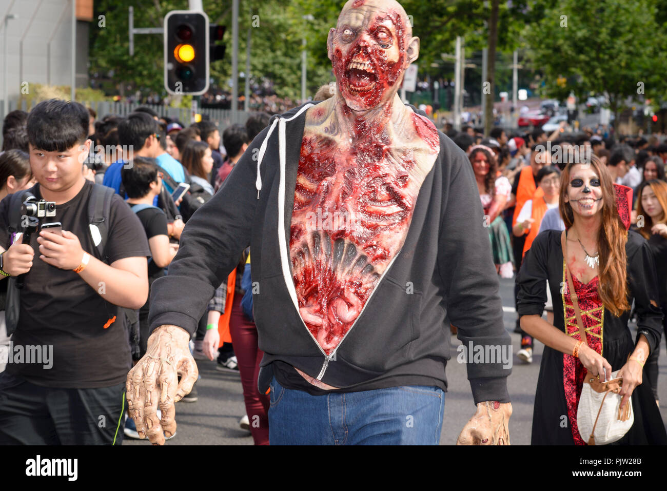 Teilnehmer gekleidet wie Zombies schlurfen die Straße während des Sydney Zombie am 29. Oktober in Sydney, Australien 2016. Hunderte von Menschen versammelten sich heute gekleidet wie Zombies für die 6. Ausgabe der Sydney Zombie zu Fuß zur Unterstützung der Stiftung "Das Gehirn". Stockfoto