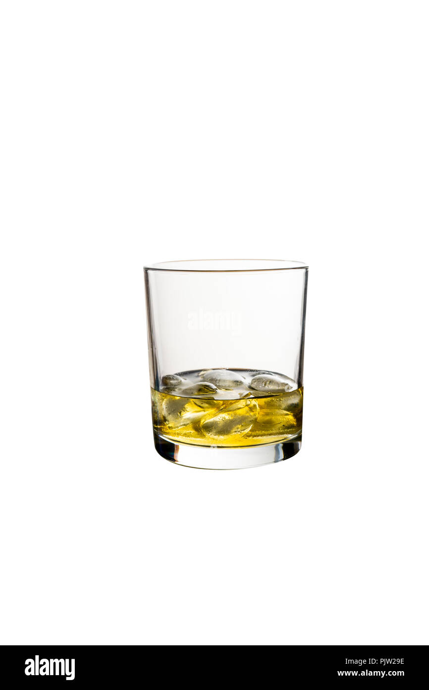 Whisky mit Eis auf weißem Hintergrund Stockfoto