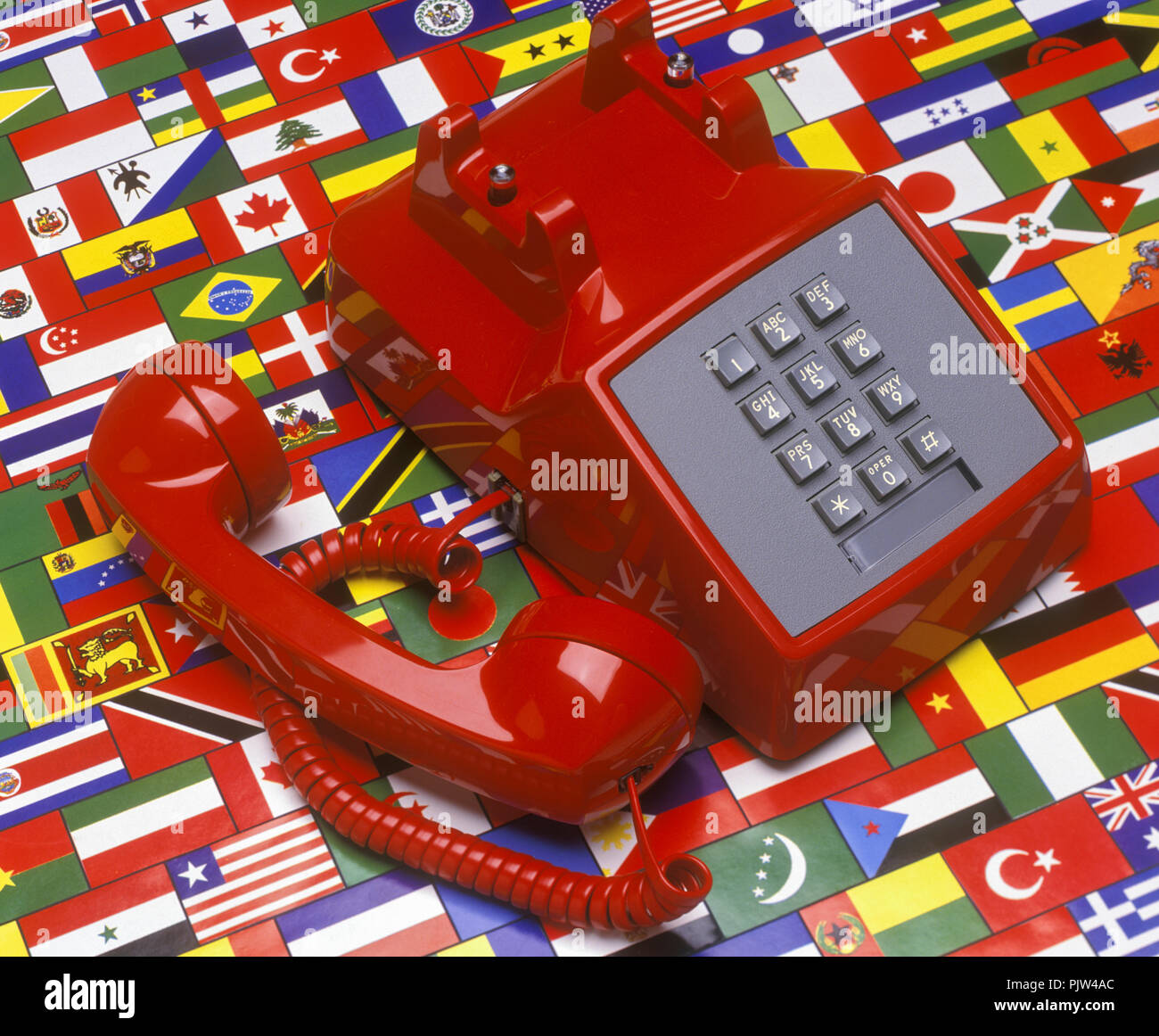 1992 historische CLASSIC RED FESTNETZ TOUCHTONE SCHREIBTISCH TELEFON (© AT&T 1970) MIT NATIONALEN FLAGGEN Stockfoto