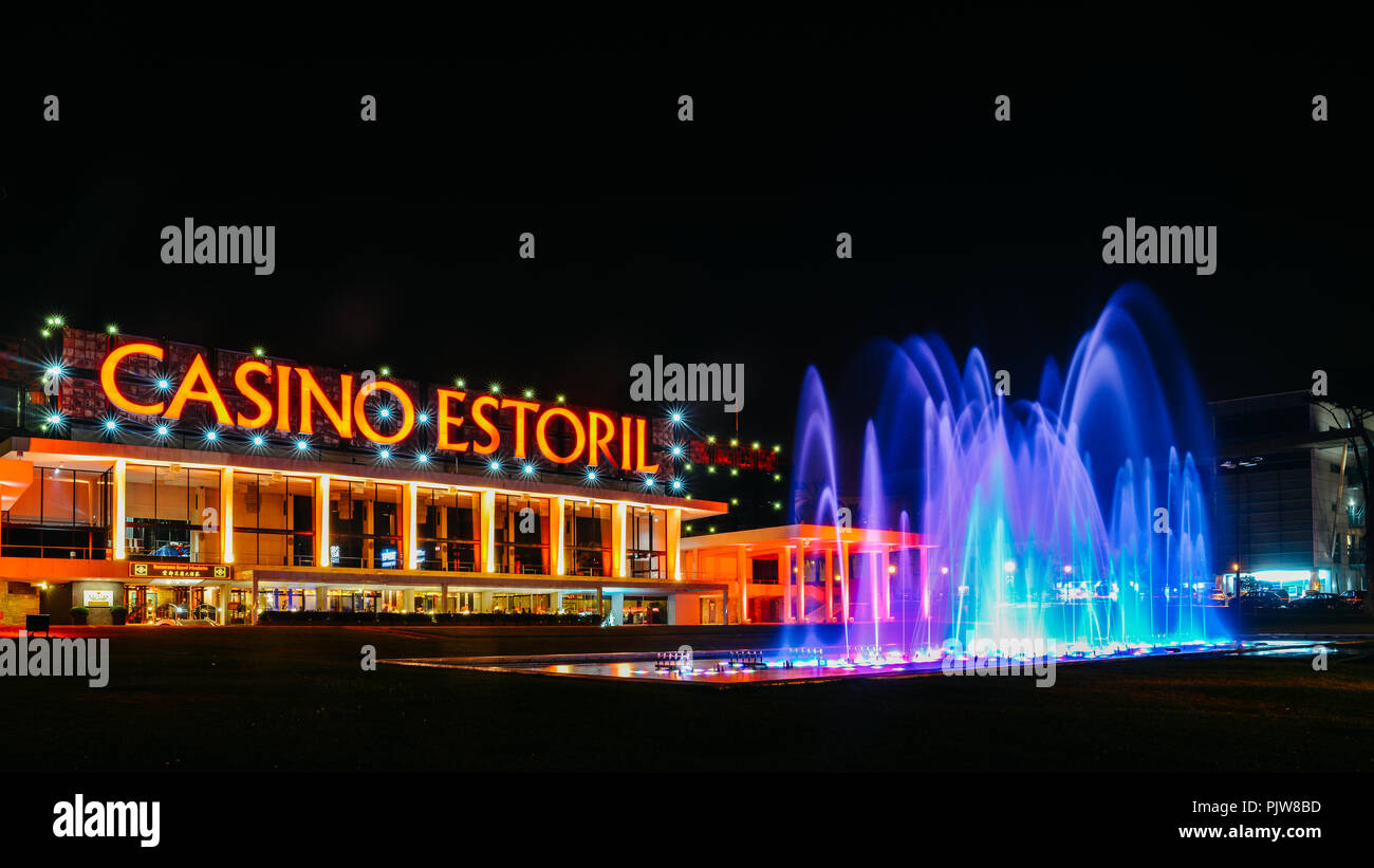Fassade des Casino Estoril mit bunten Brunnen Show am Abend, eines der  größten Casinos in Europa und eine Inspiration für Ian Fleming's 007  Stockfotografie - Alamy
