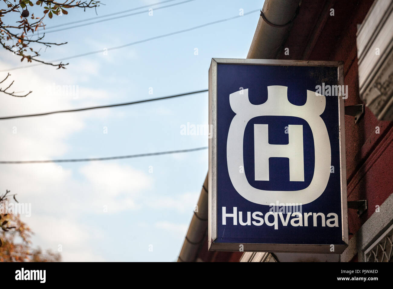 PANCEVO, Serbien - 8. SEPTEMBER 2018: Husqvarna Logo auf Ihren Shop in Pancevo. Husqvarna ist ein schwedischer Hersteller von Outdoor Power Products sprea Stockfoto
