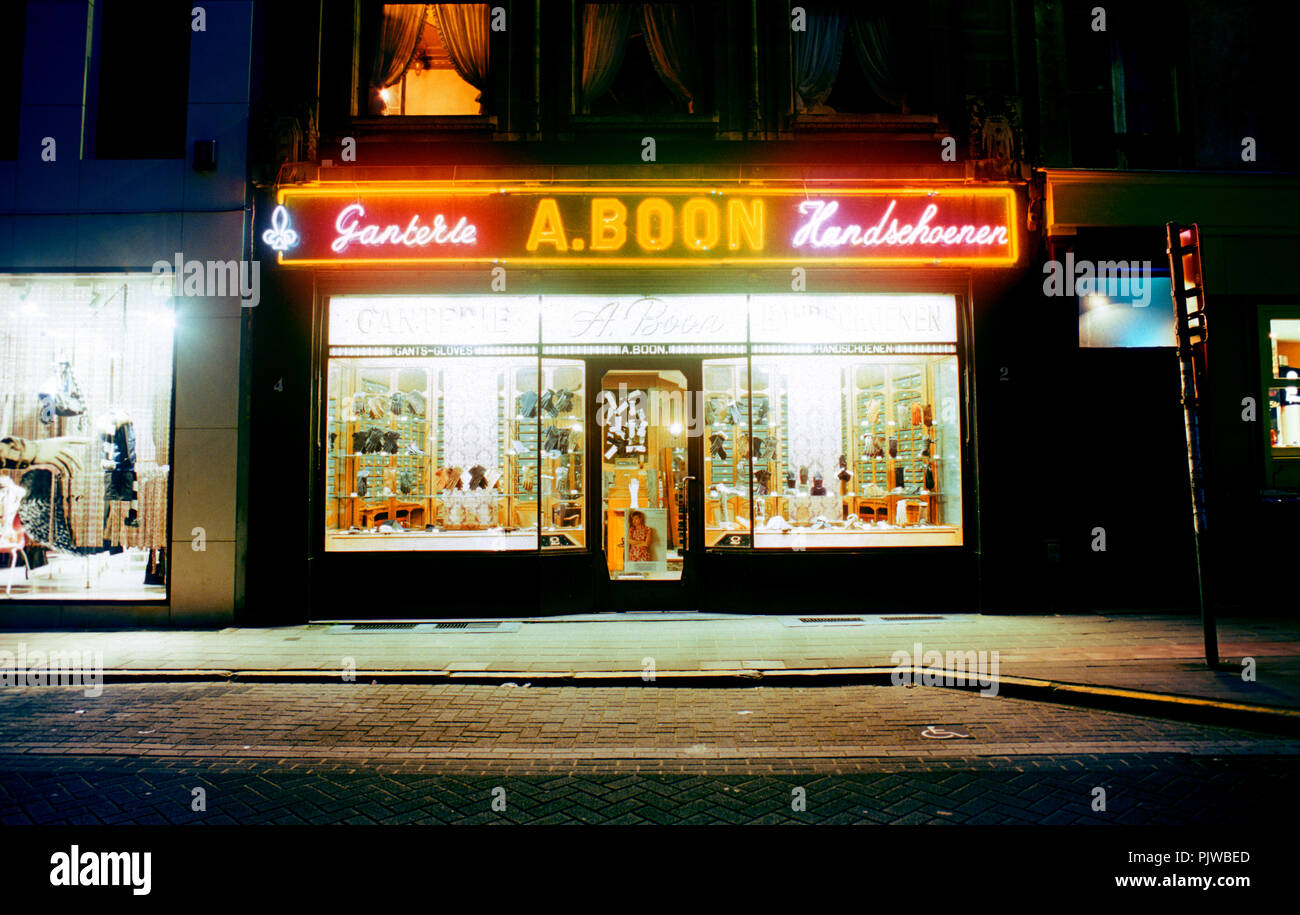 Die 'Ganterie A. Boon' Handschuh Handel Shop im Antwerpener Mode Viertel in der Nacht (Belgien, 30/11/2006) Stockfoto