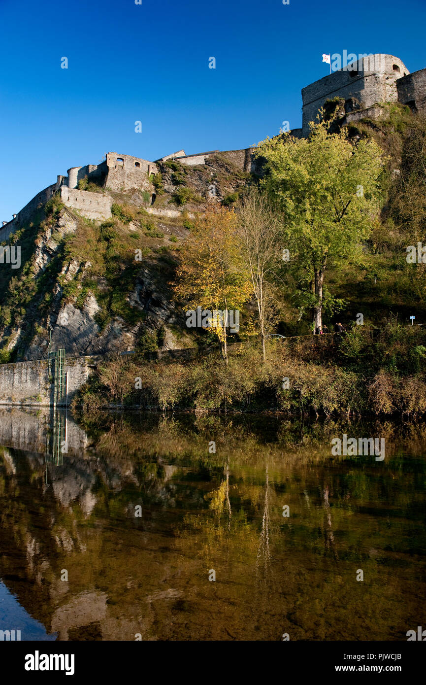 Die Semois und das Schloss von Gottfried von Bouillon, in Bouillon (Belgien, 23/10/2011) Stockfoto