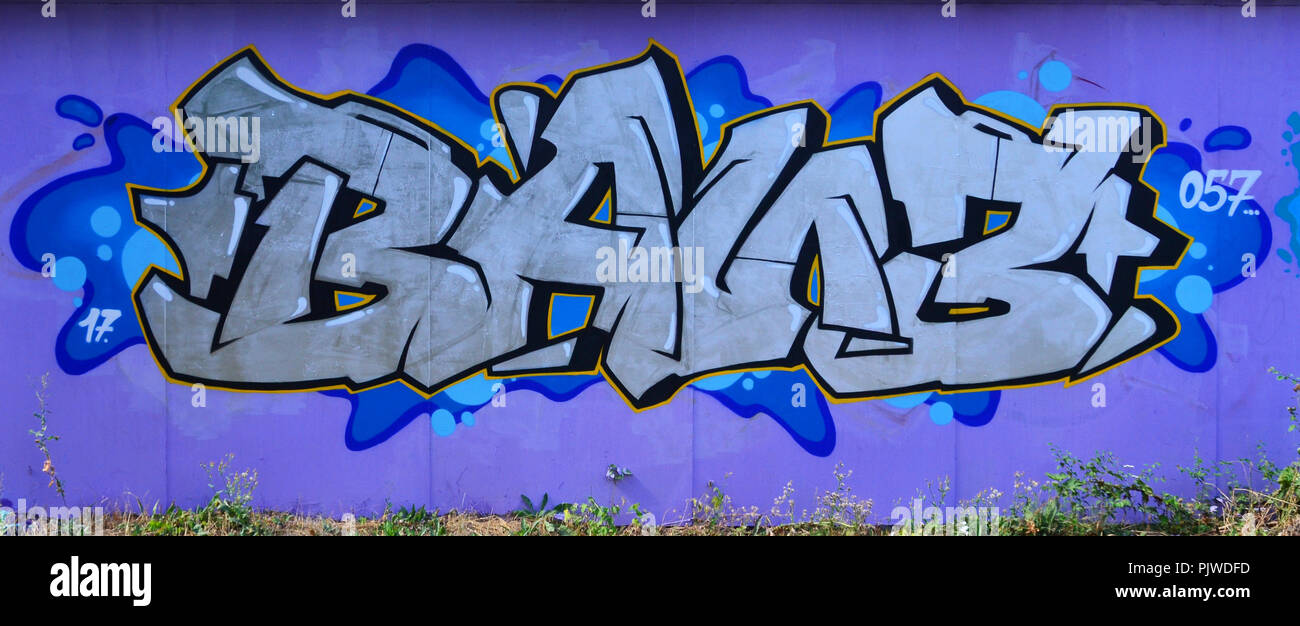 Die alte Mauer, Graffiti zeichnen in Farbe Silber Chrom Spray Farben  gemalt. Hintergrundbild auf dem Thema der Zeichnung Graffiti und Street Art  Stockfotografie - Alamy