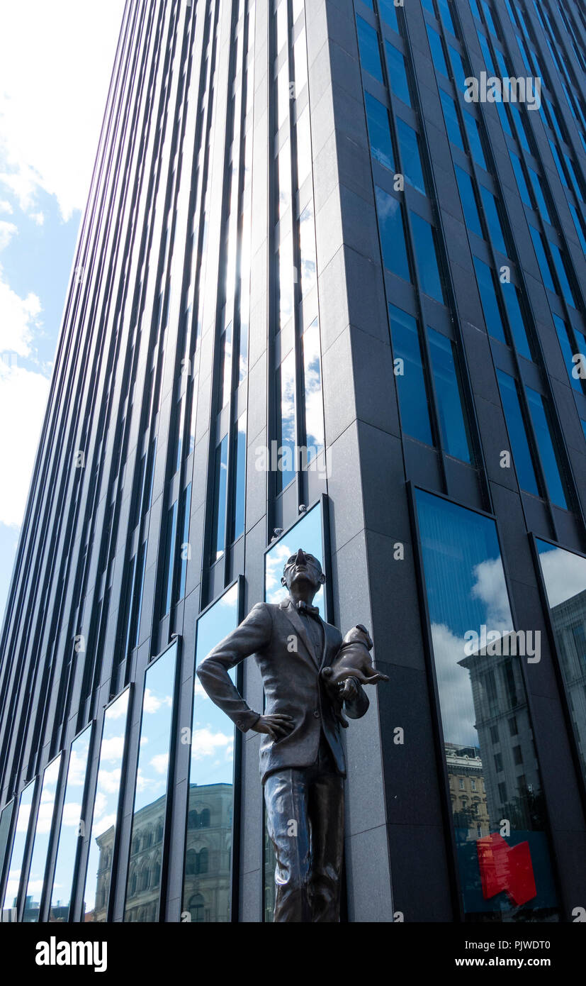 Der Engländer mit Mops von Marc A.J.Fortier in der Altstadt von Montreal Stockfoto