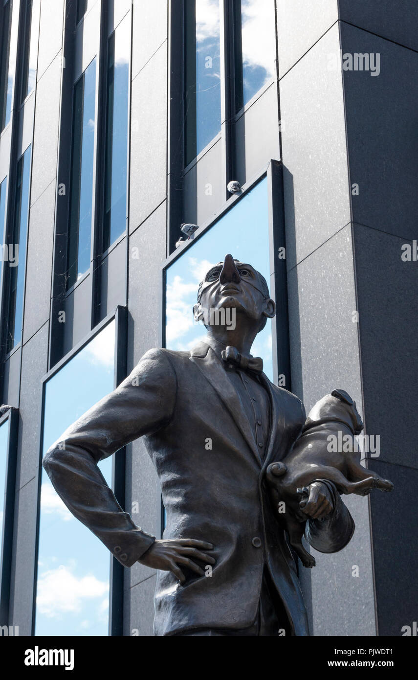 Der Engländer mit Mops von Marc A.J.Fortier in der Altstadt von Montreal Stockfoto