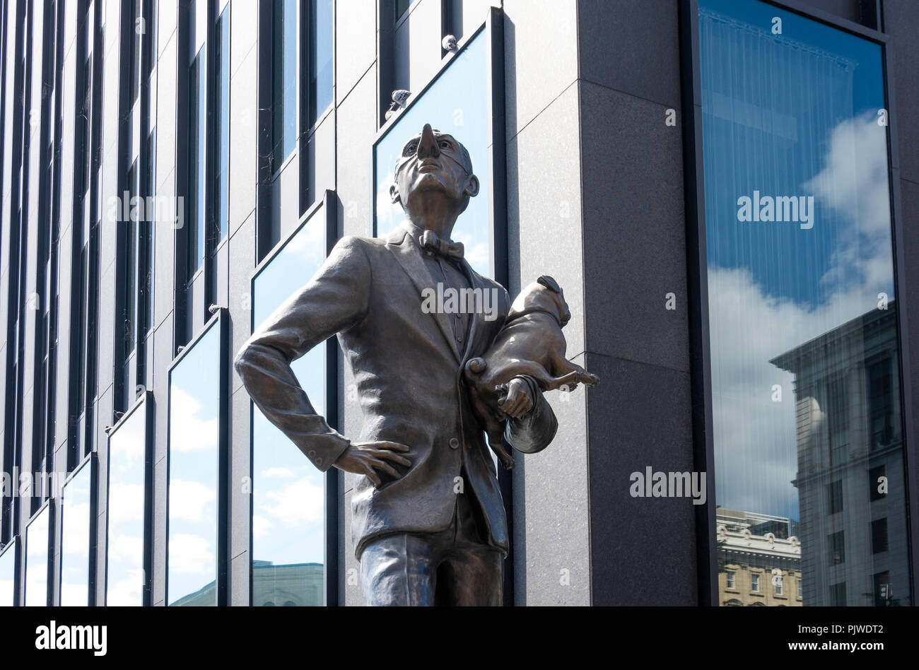 Der Engländer mit Mops von Marc A. J. Fortier in der Altstadt von Montreal Stockfoto