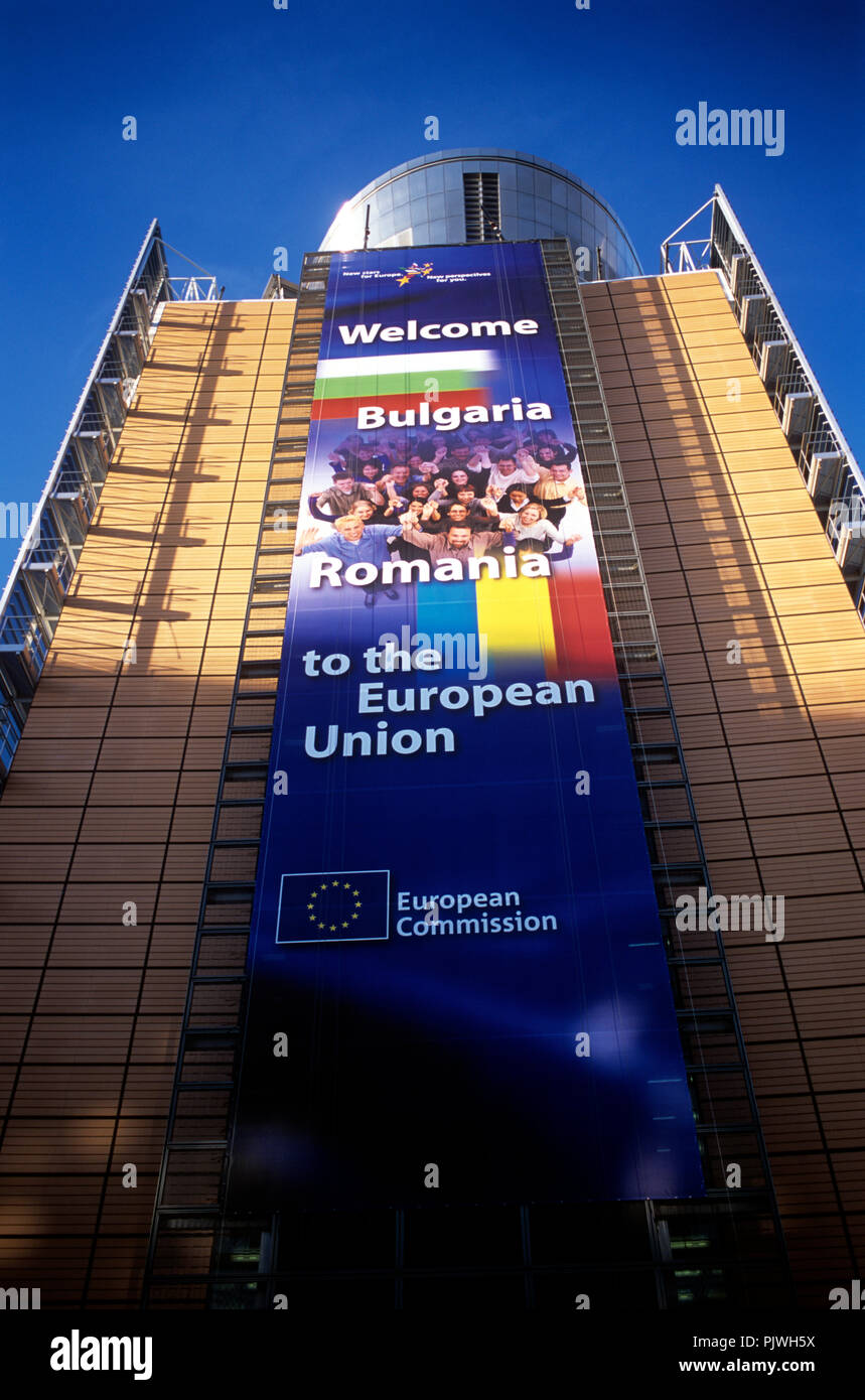 Das Berlaymont-gebäude der Europäischen Kommission in Brüssel mit einer Flagge der Bekanntgabe der Integration Bulgariens und Rumäniens in der EU (Belgien, 15/1 Stockfoto