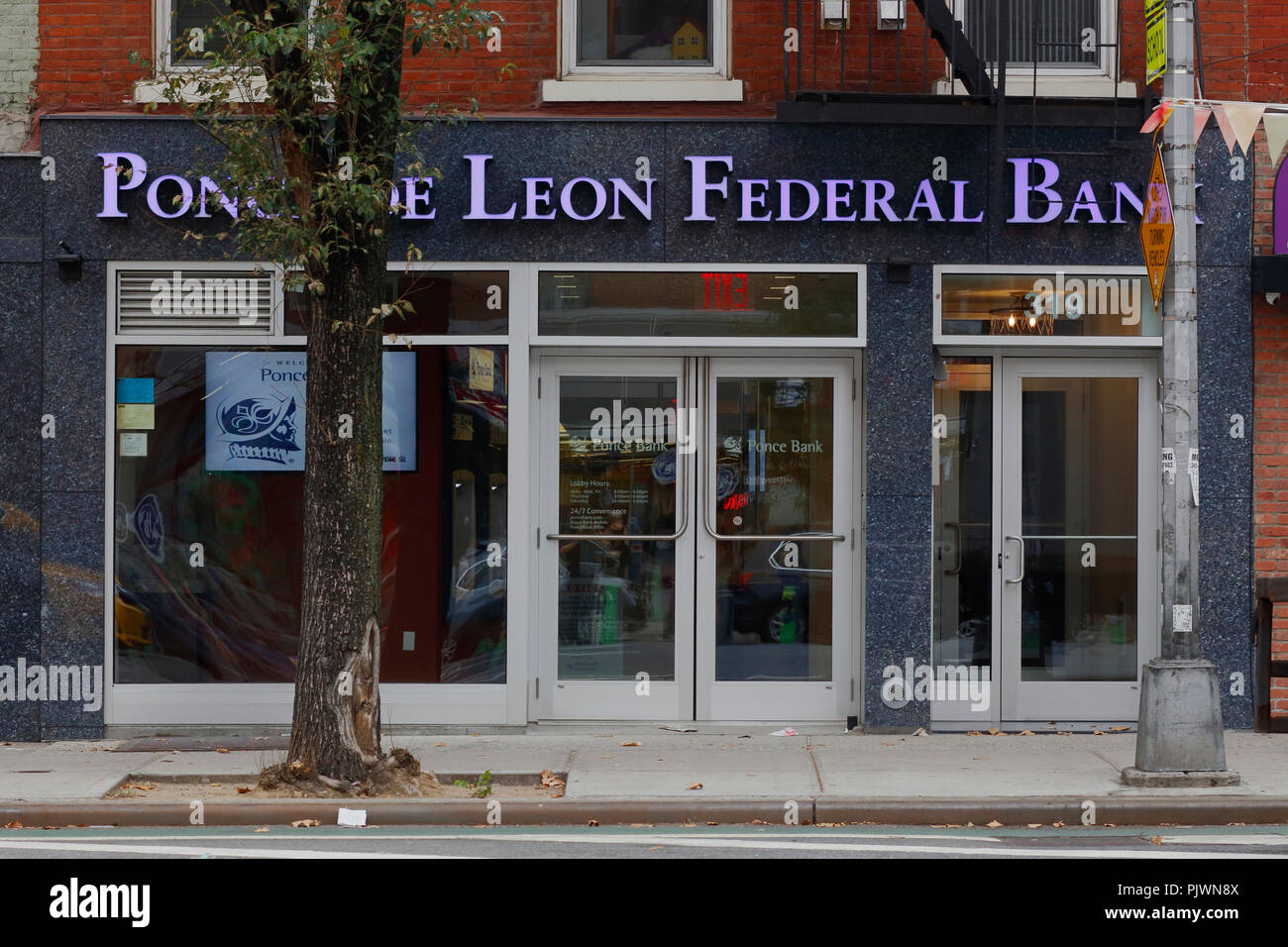 Ponce De Leon Federal Bank, 319 1st Avenue, New York, NY. aussen Storefront einer Bank in der Peter Cooper Viertel von Manhattan. Stockfoto