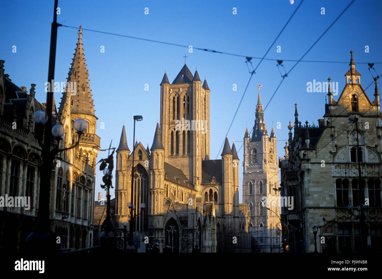 Die St. Nicolas Kirche und der Glockenturm auf dem Emile Braun Square in Gent (Belgien, 19/12/2007) Stockfoto