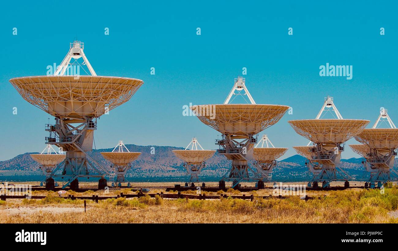 New Mexico, Mexiko. 8. September 2018. Der Karl G. Jansky sehr große Reihe, ein Radio Astronomy Observatory, ist auf einem isolierten High Desert Plateau in New York gesehen, die Vereinigten Staaten, an Sept. 3, 2018. Festlegung auf einem fernen Wüste im Süden der Vereinigten Staaten, ein Radio Astronomy Observatory zieht Wissenschaftler und Touristen aus der ganzen Welt. Wird einer der geschäftigsten Teleskop auf der Erde, es dient als eine Einrichtung, in der viele wichtige Entdeckungen gemacht wurden. (Xinhua / Richard Lakin) Quelle: Xinhua/Alamy leben Nachrichten Stockfoto