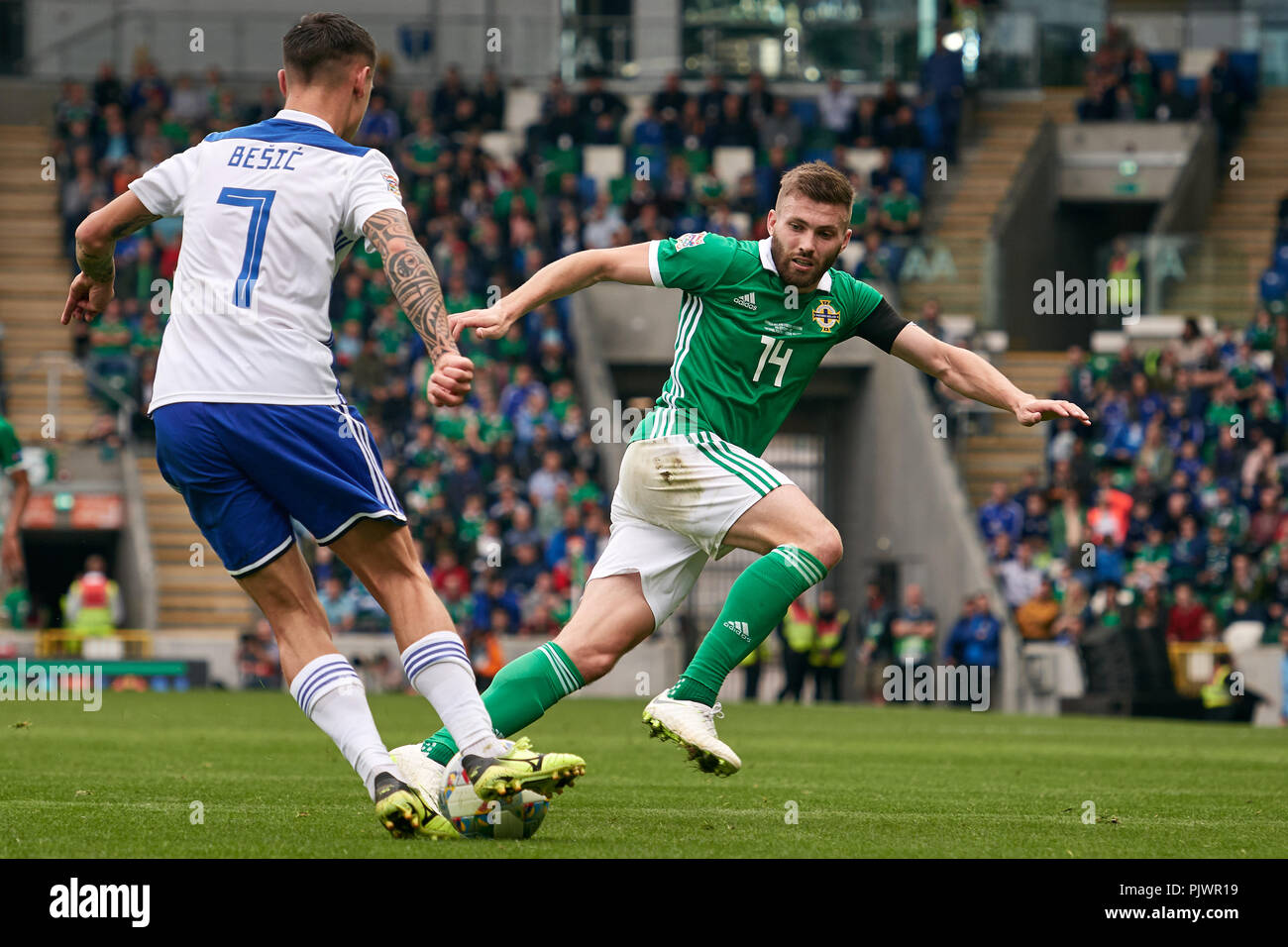 Belfast, Nordirland. 8. Sep 2018. Muhamed Besic (7, Bosnien und Herzegowina) Schnitte innerhalb von Stuart Dallas (14, Nordirland) in der UEFA Nationen Liga Match die Nordirland 1 Bosnien-herzegowina 2 fertig. Credit: Darren McKinstry/Alamy leben Nachrichten Stockfoto