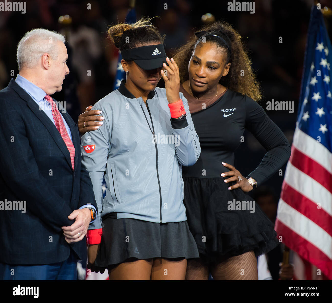 September 8 2018 Serena Williams Aus Den Vereinigten Staaten Naomi Osaka In Japan Wahrend Der Trophy Zeremonie Nach Der Endrunde Der Frauen Der Us Open 2018 Grand Slam Tennis Turnier