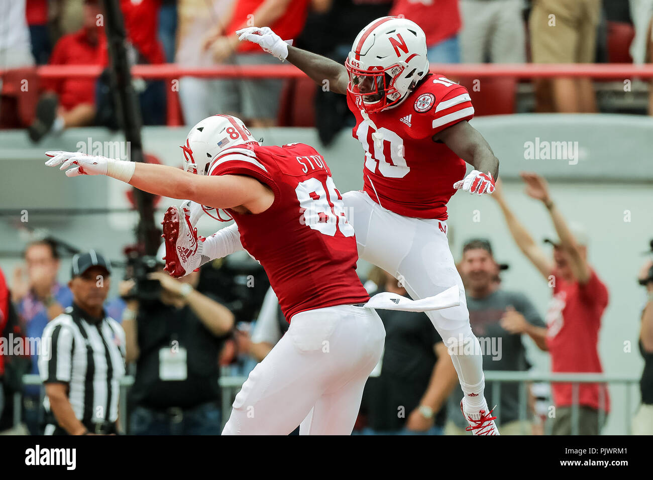 Lincoln, NE. Usa 08 Sep, 2018. Nebraska Cornhuskers breiten Empfänger JD Spielman #10 und Mannschaftskamerad Nebraska Cornhuskers festes Ende Jack Stoll #86 Feiern in der Ende Zone nach seinem Touchdown Rezeption in Aktion während der NCAA Division 1 Football Game zwischen Kolorado Büffeln und den Nebraska Cornhuskers bei Memorial Stadium in Lincoln, NE. Teilnahme: 89,853. Kolorado gewann 33-28. Michael Spomer/Cal Sport Media/Alamy leben Nachrichten Stockfoto